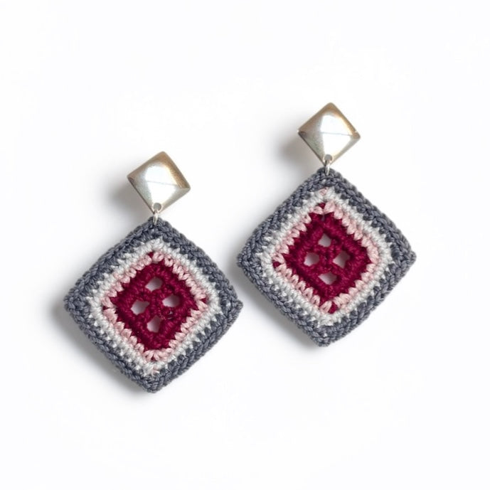 TRAMA diamond-shaped crochet earrings with burgundy centres, rose and light gray borders, gray edges and silver-tone square studs.