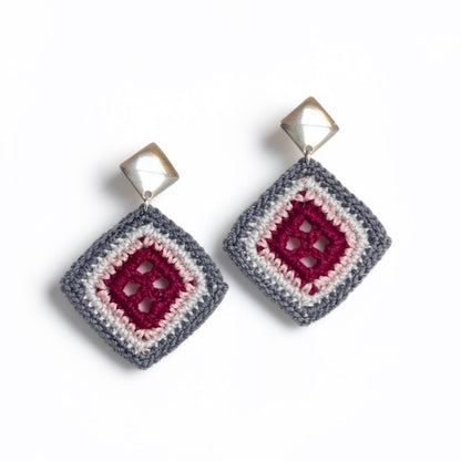 TRAMA diamond-shaped crochet earrings with burgundy centres, rose and light gray borders, gray edges and silver-tone square studs.